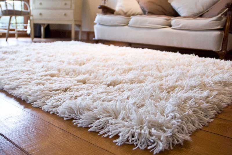 Белый ковер с длинным ворсом